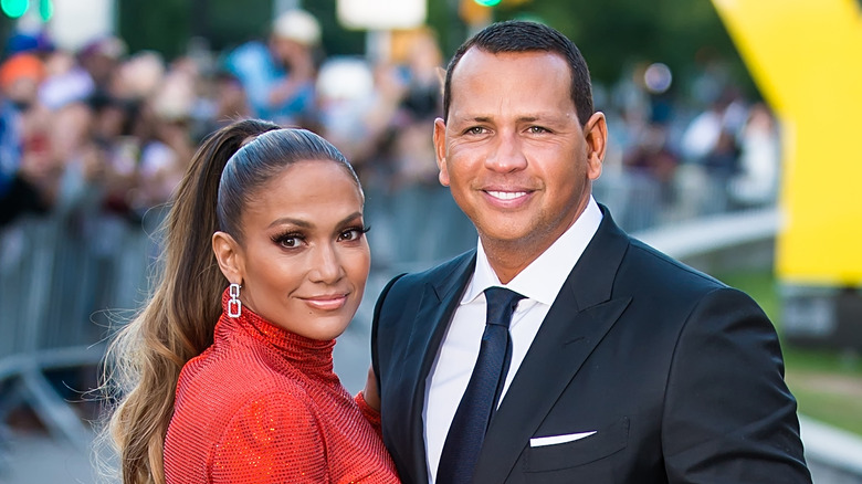 Jennifer Lopez et Alex Rodriguez posant pour une photo