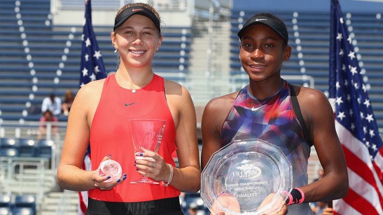 Amanda Anisimova et Coco Gauff posant avec des récompenses