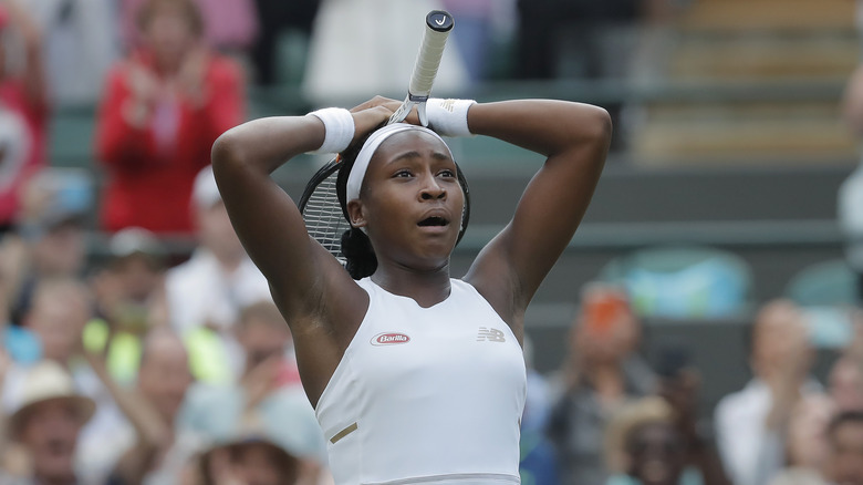 Coco Gauff, stupéfaite, tenant ses mains sur sa tête