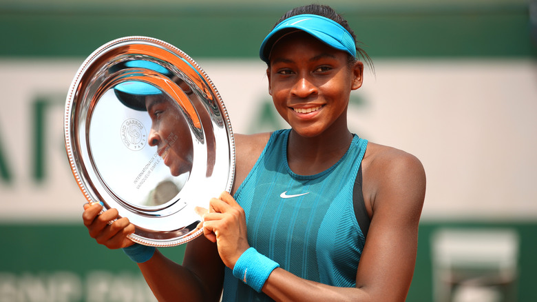 Coco Gauff tenant un prix