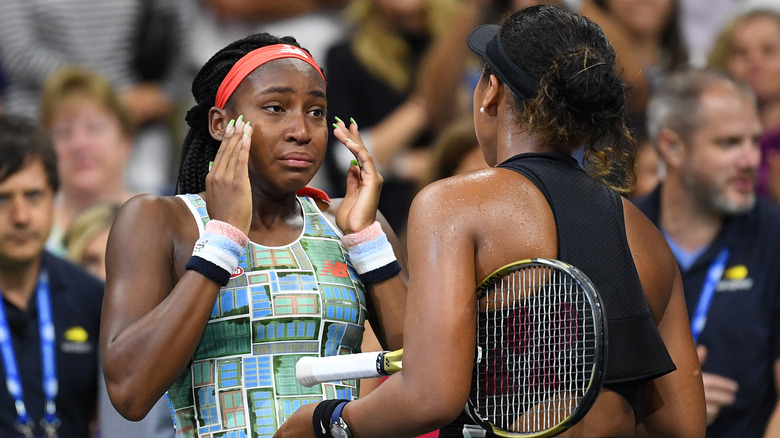 Naomi Osaka s'adressant à Coco Gauff en larmes