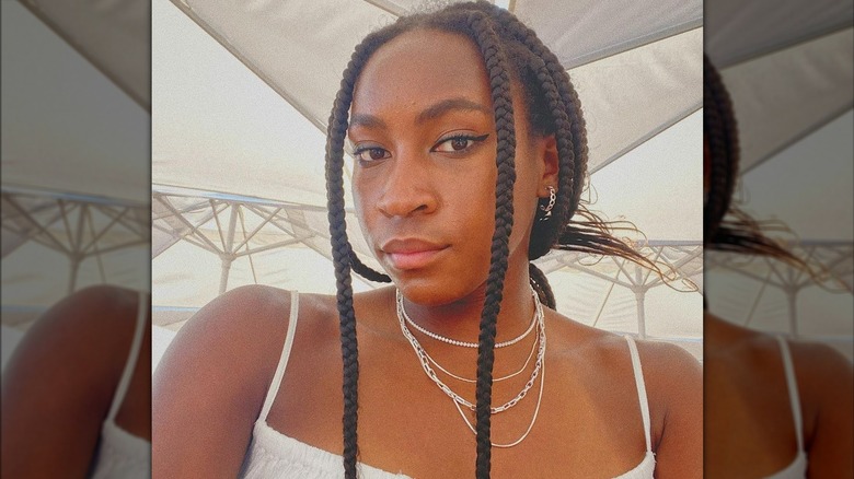 Coco Gauff posant avec des colliers superposés