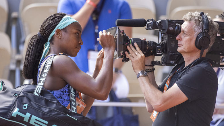 Coco Gauff écrit devant la caméra