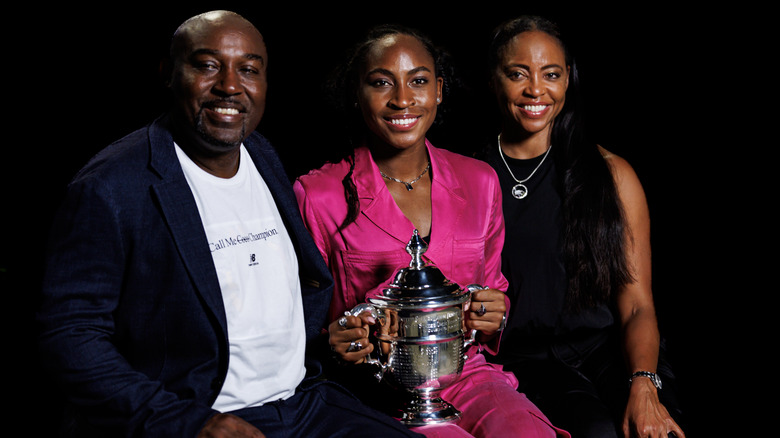 Coco Gauff et ses parents posant avec un trophée