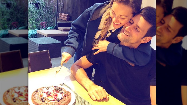 Jelena et Novak Djokovic coupent le gâteau