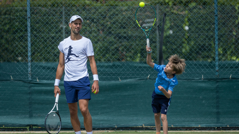 Novak et Stefan Djokovic jouent au tennis