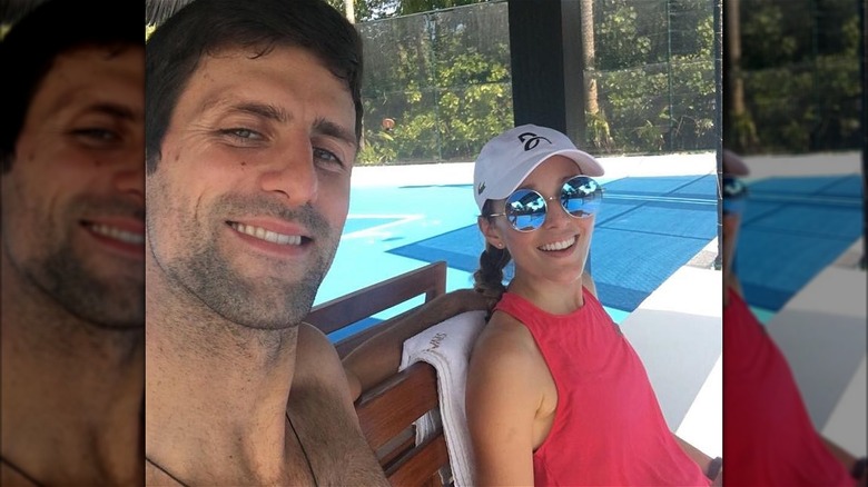 Novak et Jelena Djokovic souriants sur le terrain