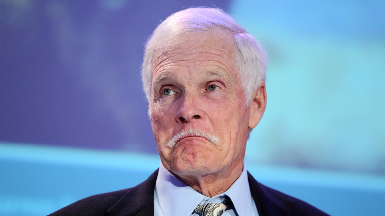 Ted Turner fronçant les sourcils