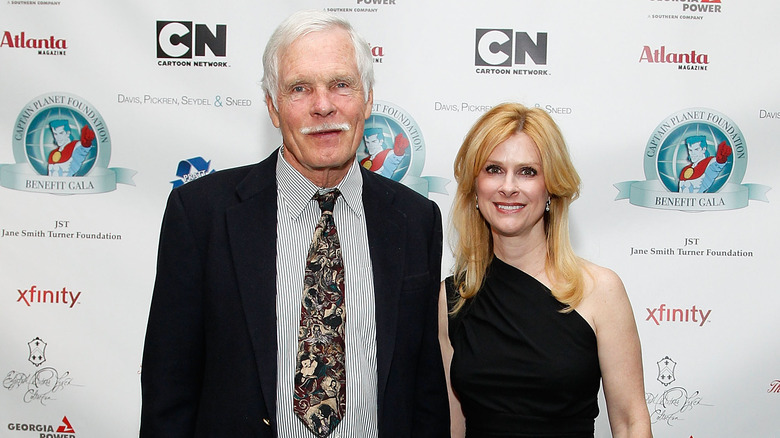 Ted Turner et Elizabeth Dewberry posant