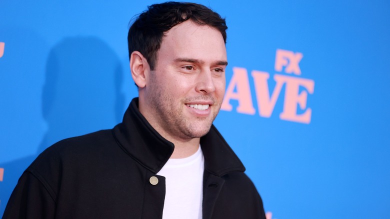 Scooter Braun posant