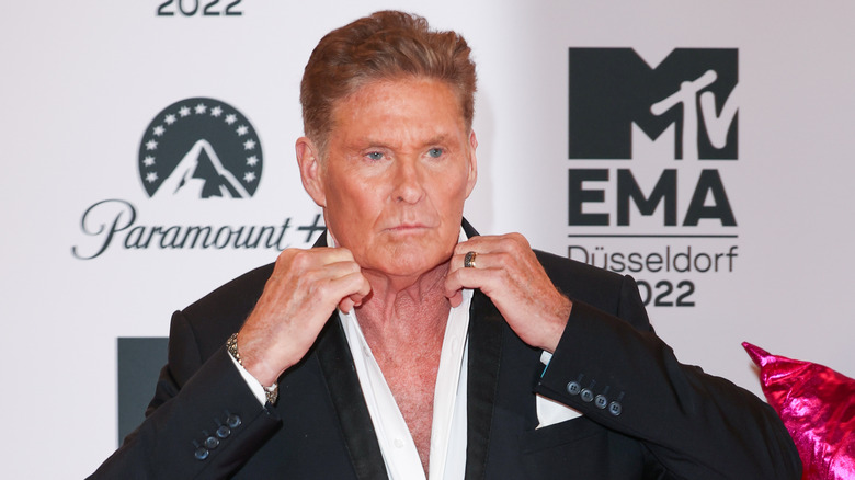 David Hasselhoff réparant le col de sa chemise