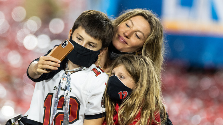 Gisele Bündchen avec des enfants