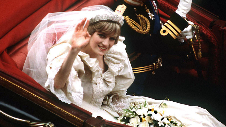 La princesse Diana et le prince Charles s'en vont après leur mariage