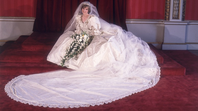 La princesse Diana posant dans sa robe de mariée 