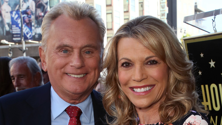 Pat Sajak et Vanna White souriantes