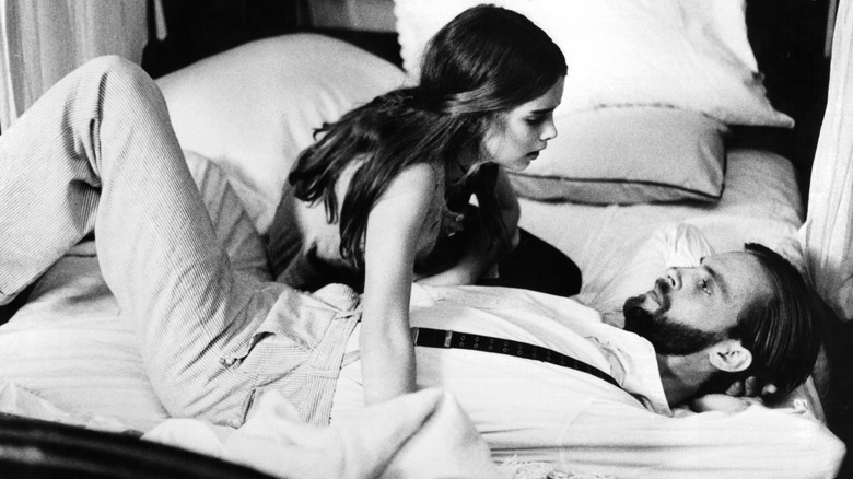 Brooke Shields sur un lit avec Keith Carradine dans Pretty Baby