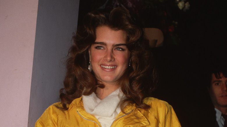 Brooke Shields posant lors d'un événement