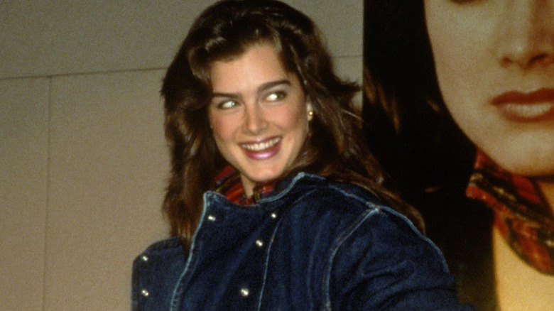 Brooke Shields posant lors d'un événement