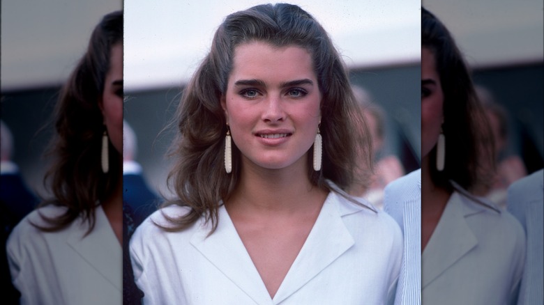 Brooke Shields posant lors d'un événement