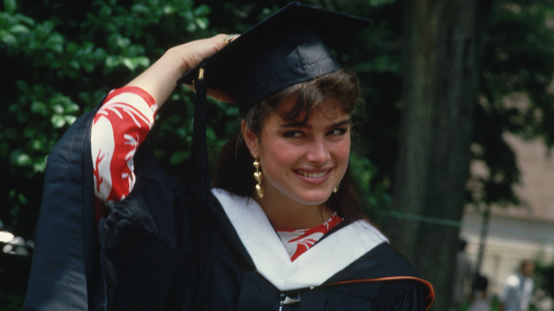 Brooke Shields dans une toge et une casquette de remise des diplômes