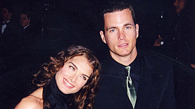 Brooke Shields pose la tête sur l'épaule de David Strickland