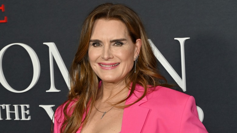 Brooke Shields posant lors d'un événement