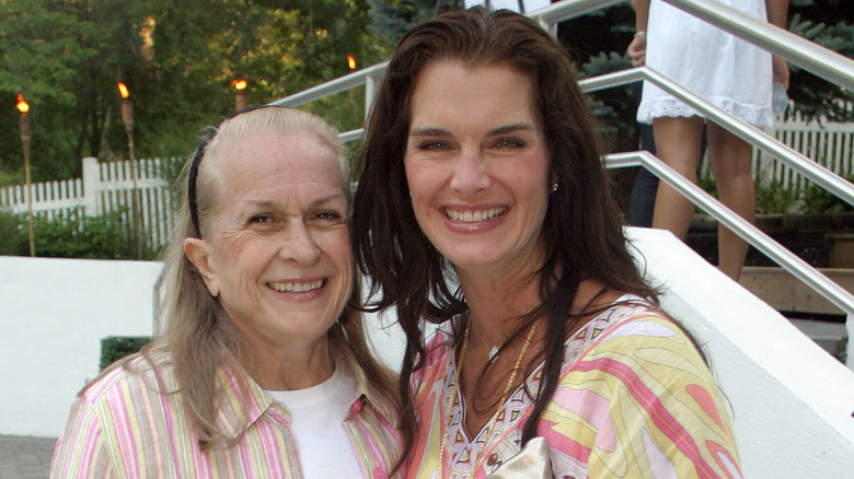 Brooke Shields et Teri Fields souriant dehors