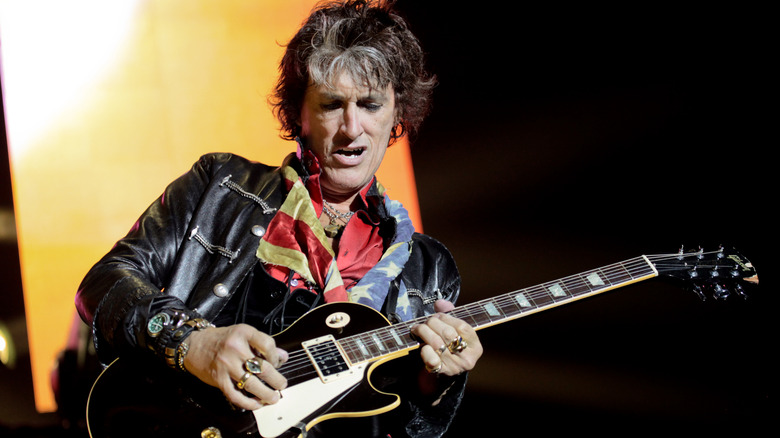 Joe Perry joue de la guitare