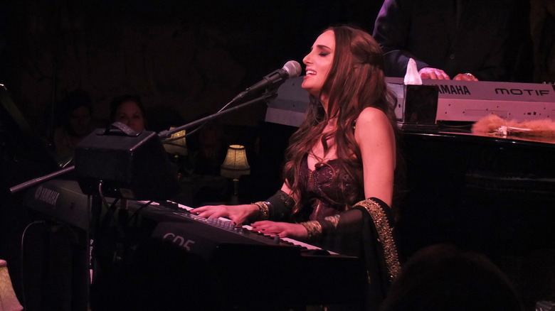 Alexa Ray Joel joue du piano et chante