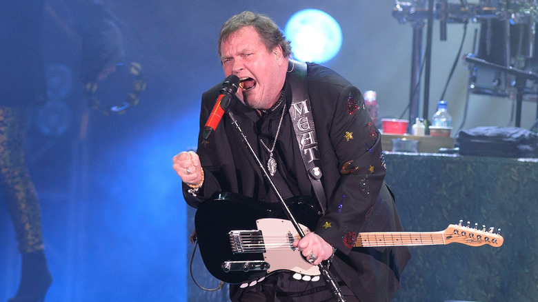 Meat Loaf chantant dans un microphone