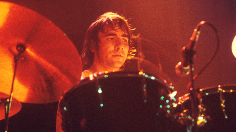 Keith Moon assis devant sa batterie sur scène