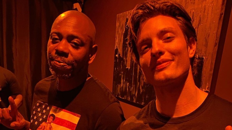 Dave Chappelle, Matt Rife souriant