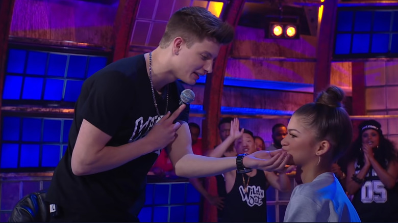 Matt Rife touchant le visage de Zendaya