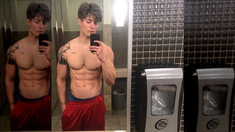 Matt Rife prend un selfie dans le miroir