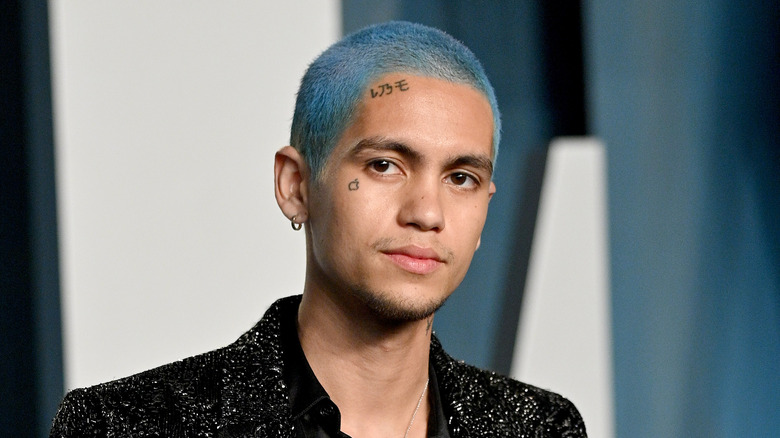 Dominic Fike aux cheveux bleus