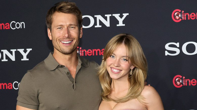 Glen Powell et Sydney Sweeney souriants