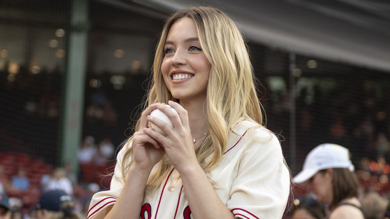 Sydney Sweeney souriant avec le baseball