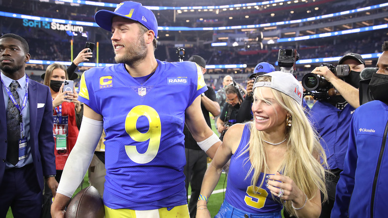 Matthew et Kelly Stafford sur un terrain de football 