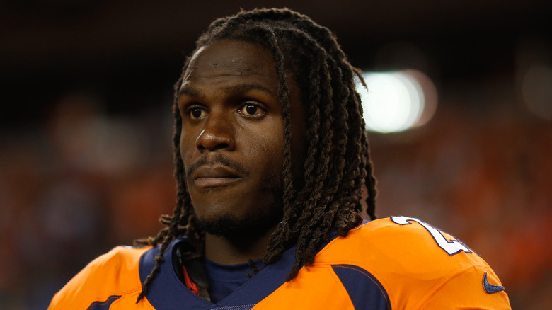 Jamaal Charles debout sur le terrain