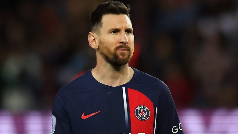 Lionel Messi debout sur le terrain