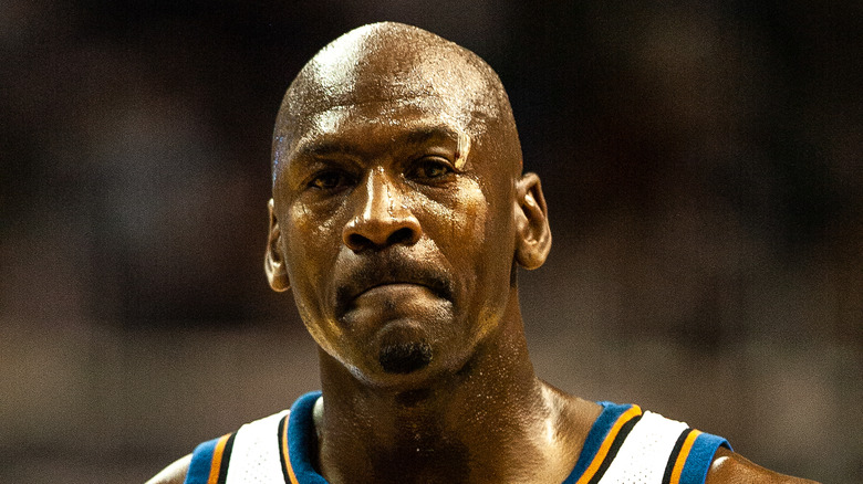 Michael Jordan fronçant les sourcils et semblant en sueur