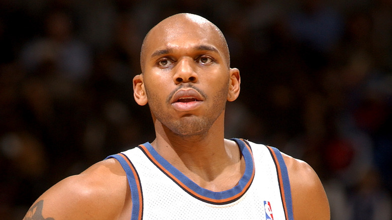 Jerry Stackhouse est debout sur le terrain