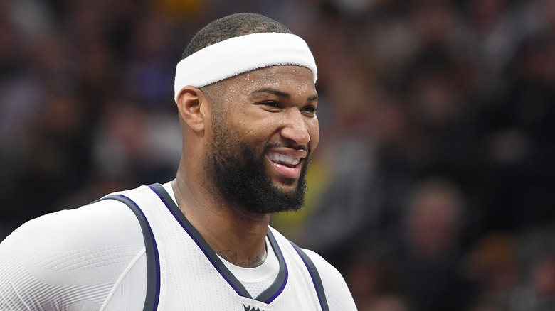 DeMarcus Cousins ​​souriant dans un bandeau blanc