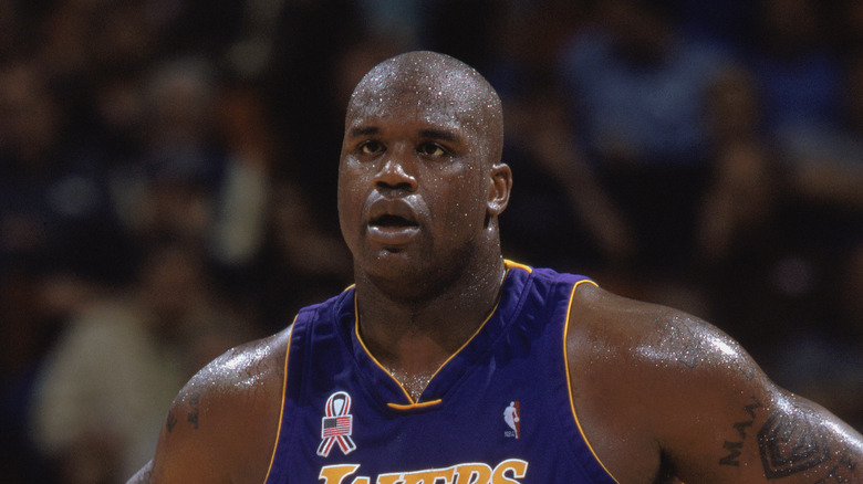 Shaquille O'Neal debout et l'air en sueur 