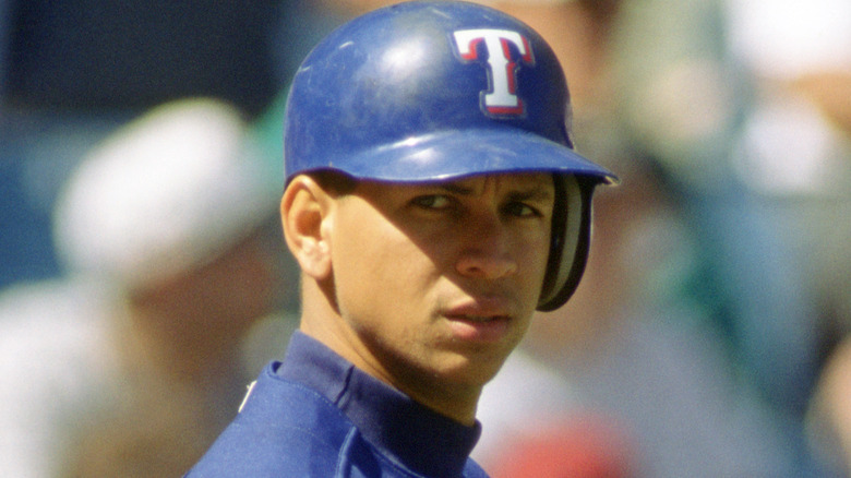 Alex Rodriguez fronçant les sourcils et portant une casquette des Texas Rangers