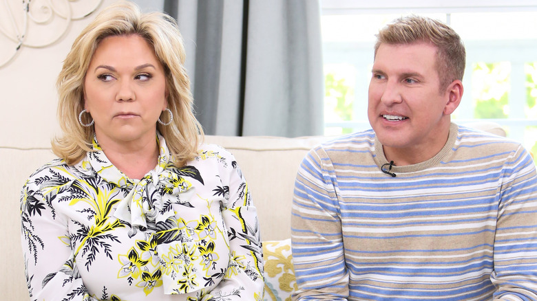 Julie Chrisley regardant sur le côté et Todd Chrisley souriant