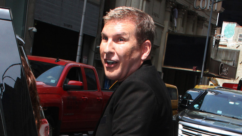 Todd Chrisley ouvrant la portière d'une voiture