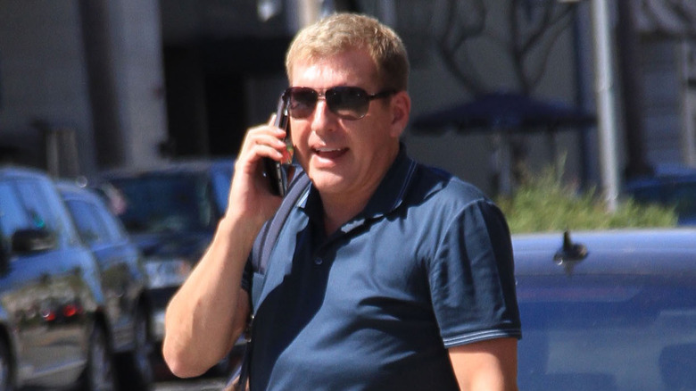 Todd Chrisley parle au téléphone