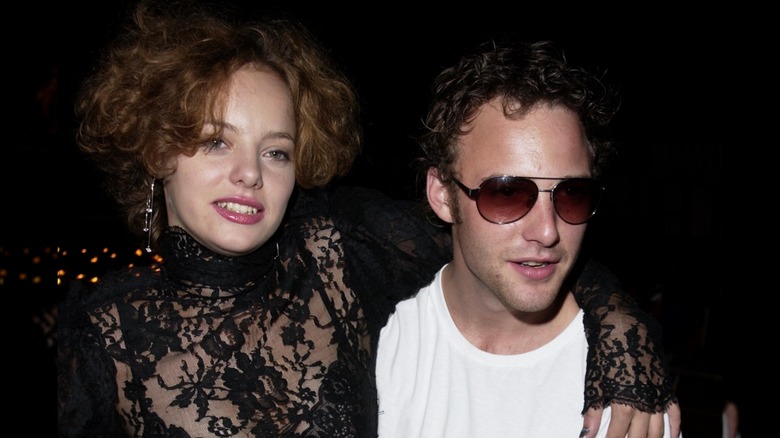 Bijou Phillips avec bras autour de Brad Renfro