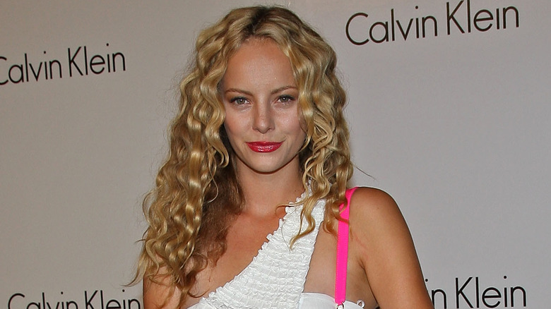 Bijou Phillips aux longs cheveux blonds